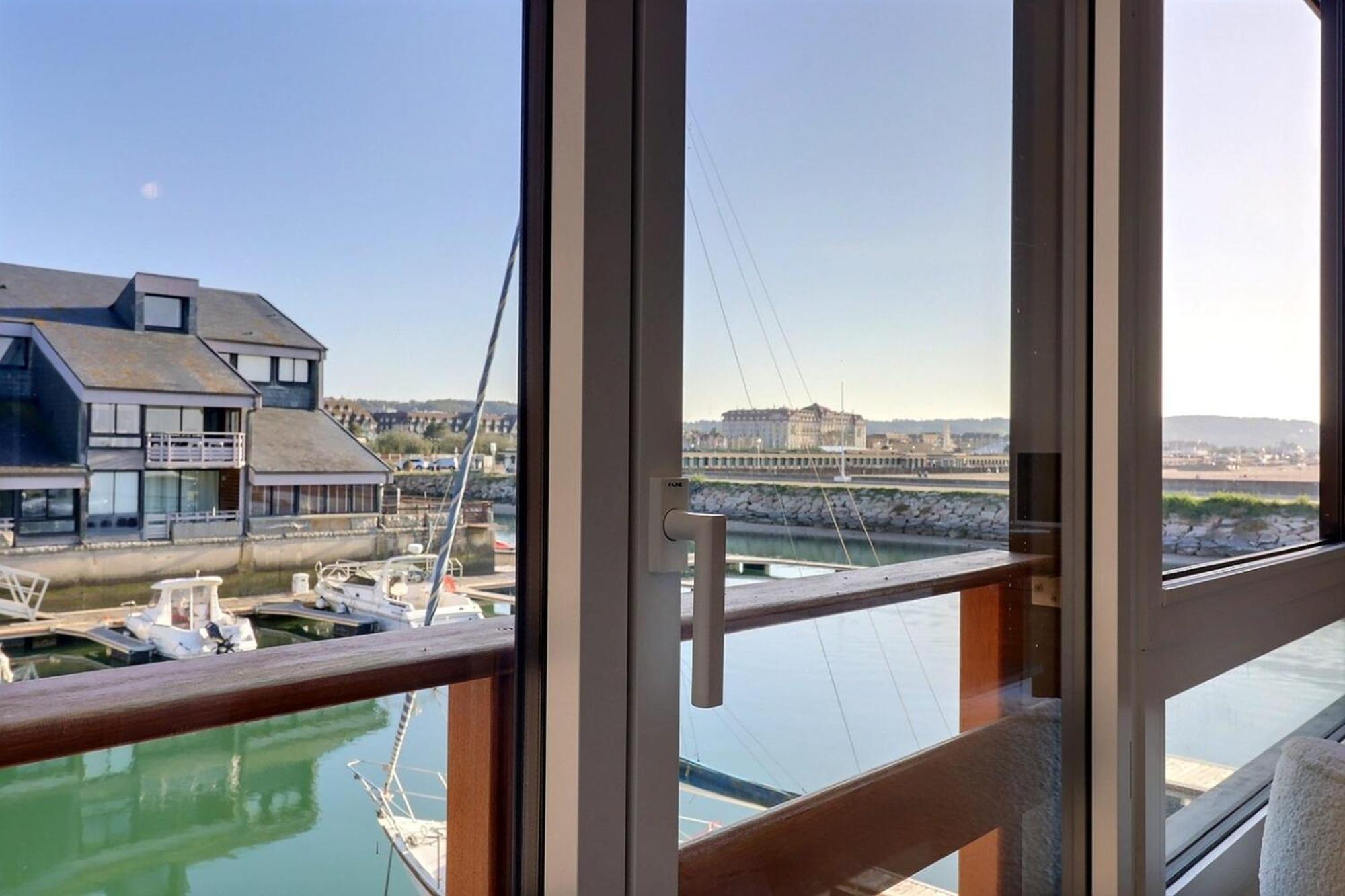 Sublime Apartment Facing The Port & Planches Довил Екстериор снимка