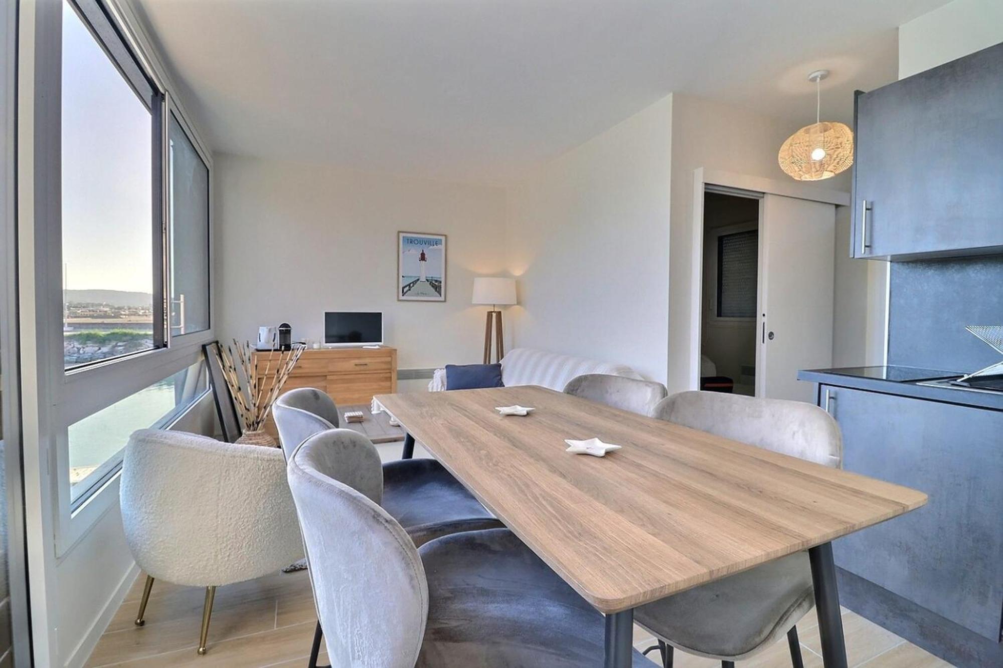Sublime Apartment Facing The Port & Planches Довил Екстериор снимка