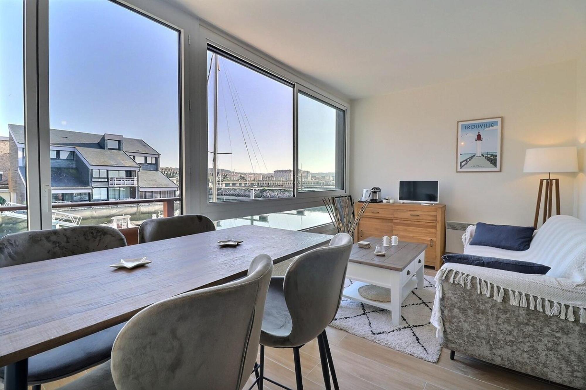 Sublime Apartment Facing The Port & Planches Довил Екстериор снимка