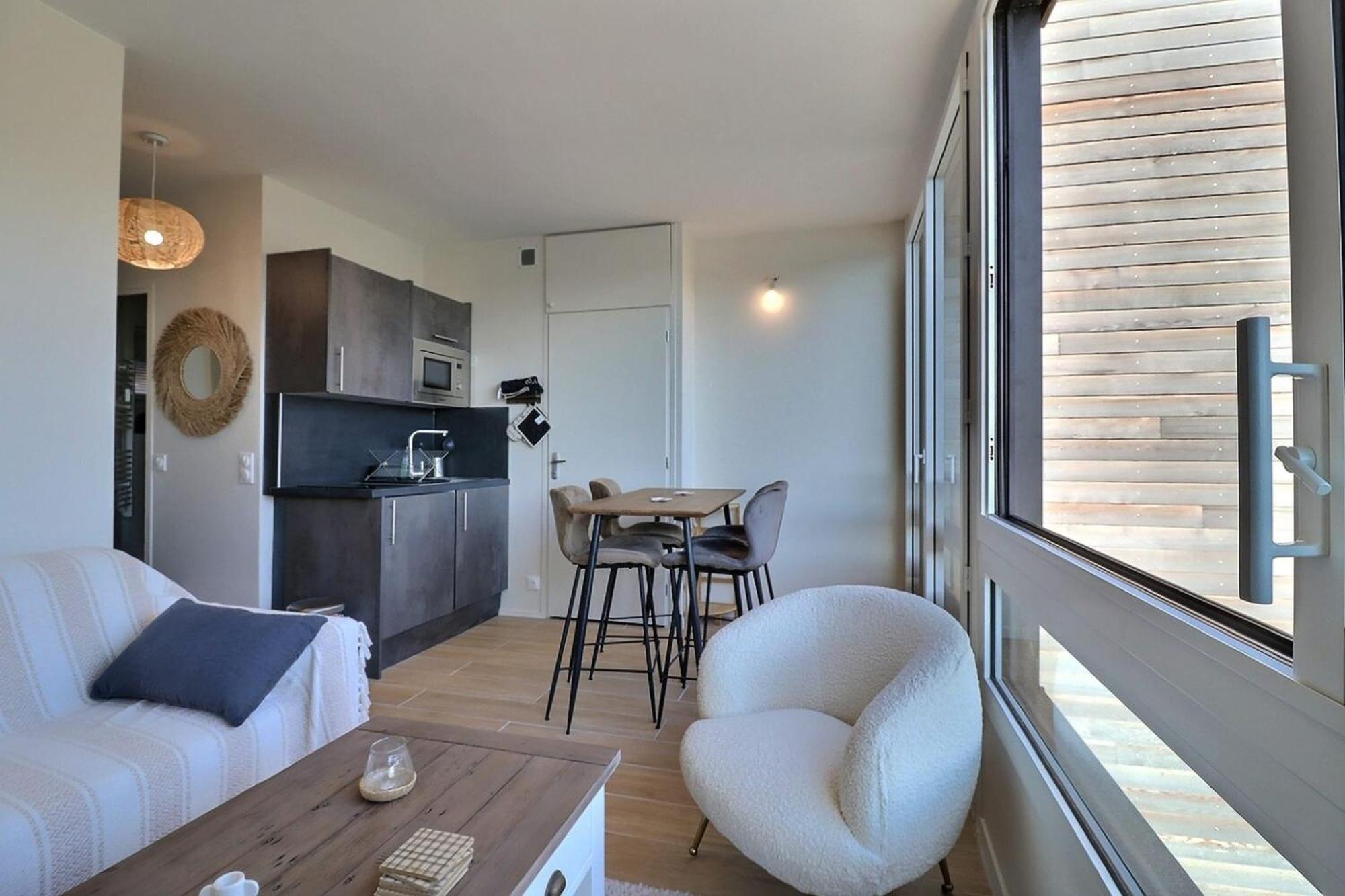 Sublime Apartment Facing The Port & Planches Довил Екстериор снимка